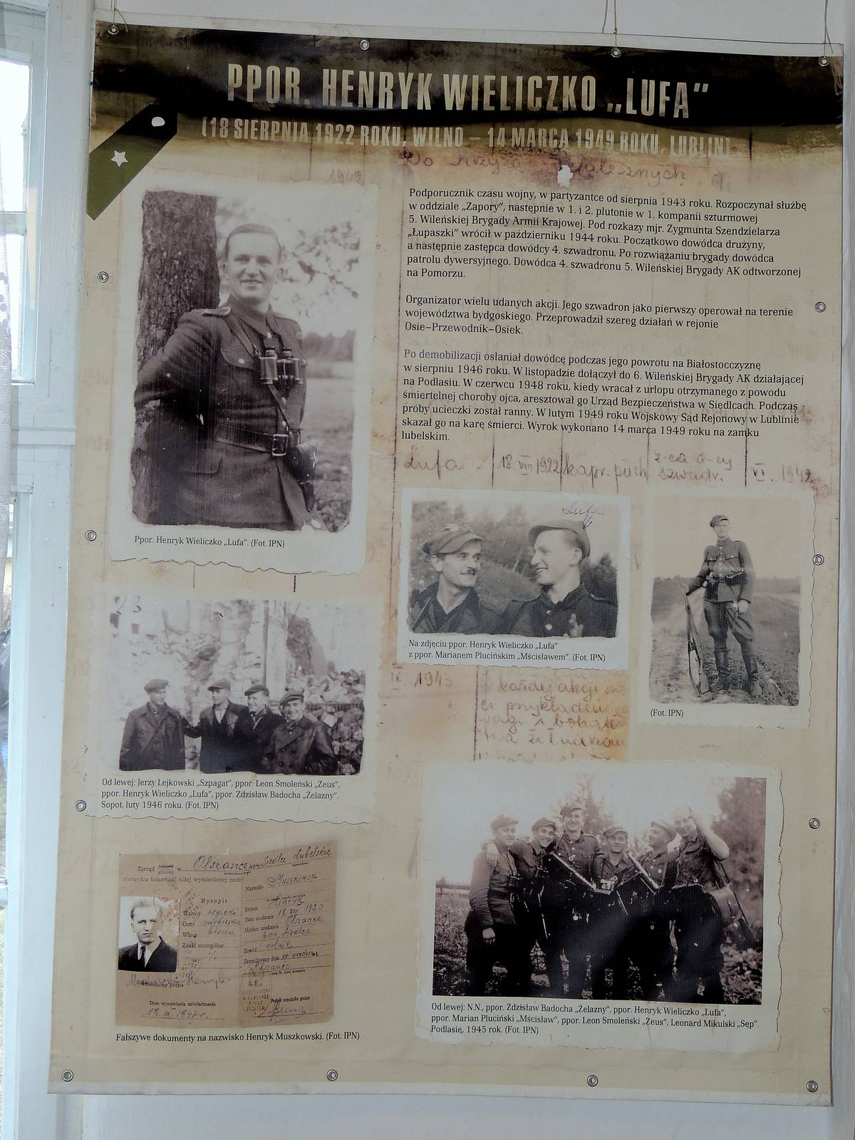fotografie z wernisażu wystawy Pamięci Żołnierzy Wyklętych.